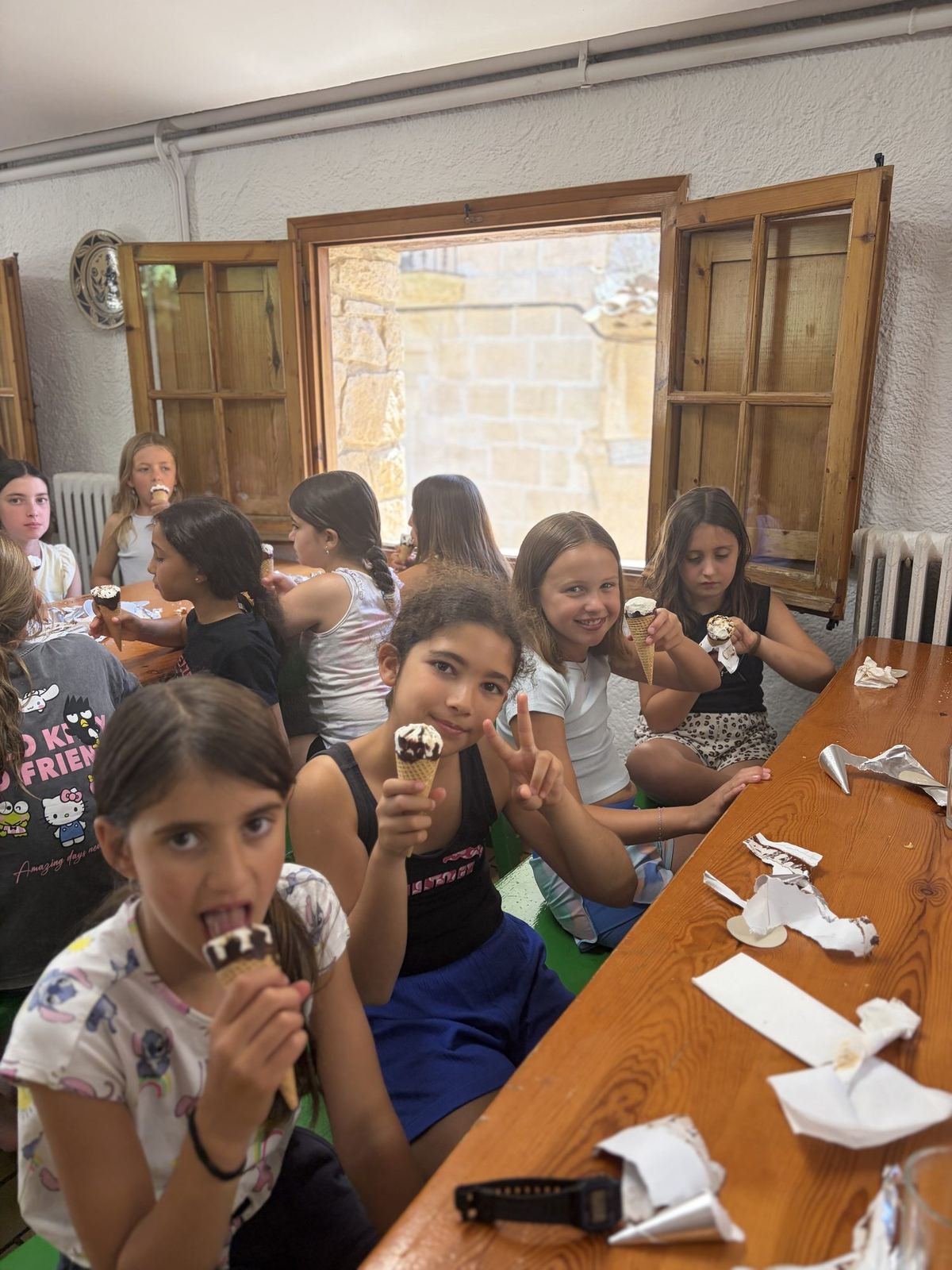 Berenar de gelats al menjador de la casa