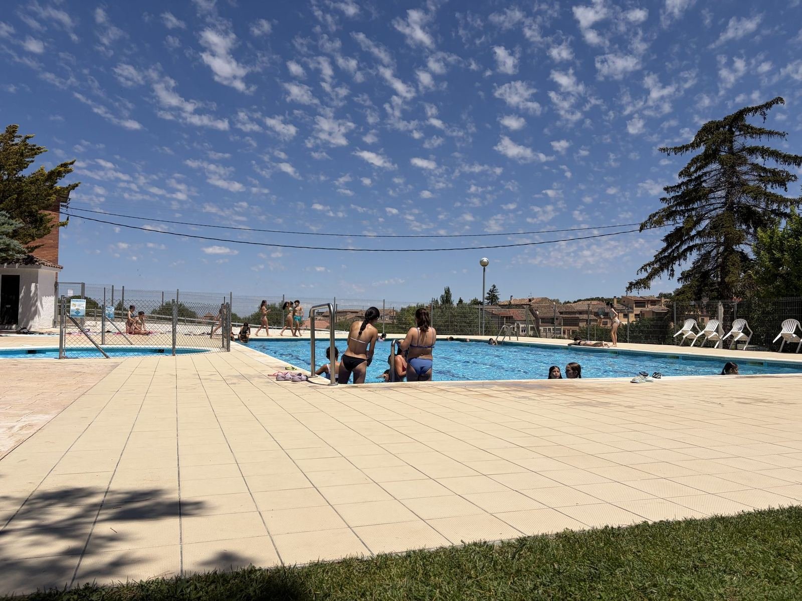 La piscina del poble amb el grup banyant-se