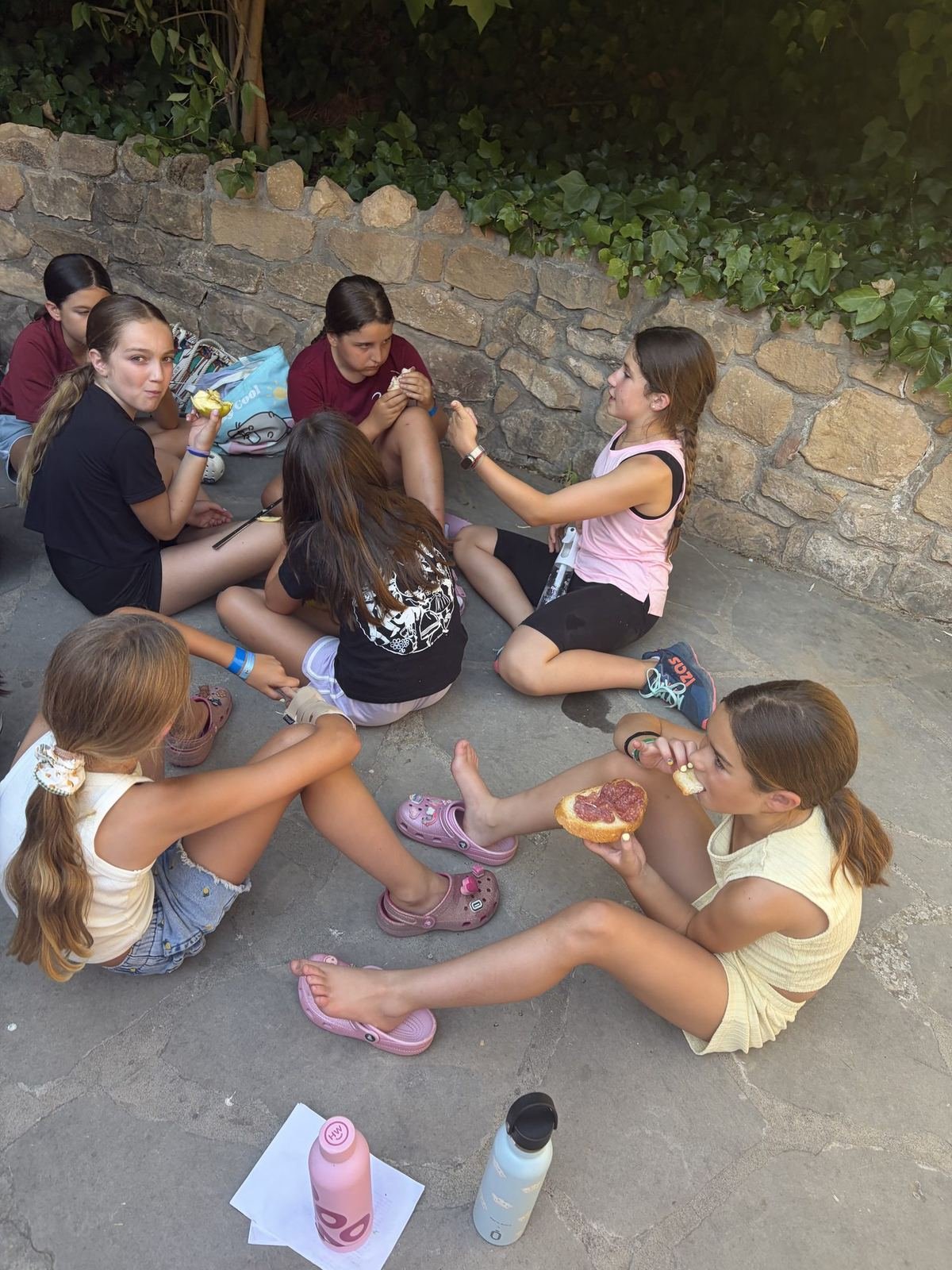 Un grup d'alumnes assegudes a terra fent una activitat