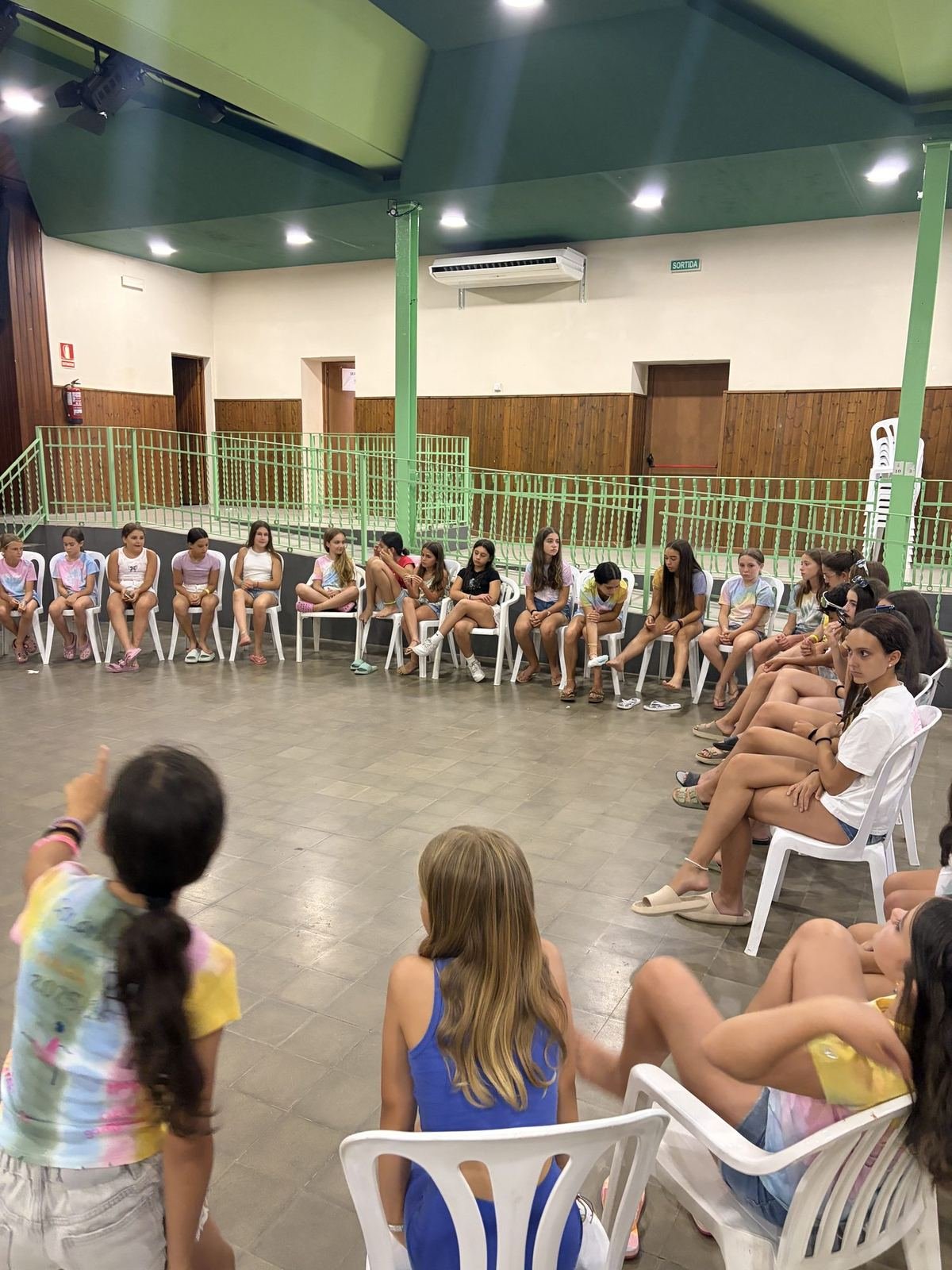 Tot el grup assegut en rotllana a la sala