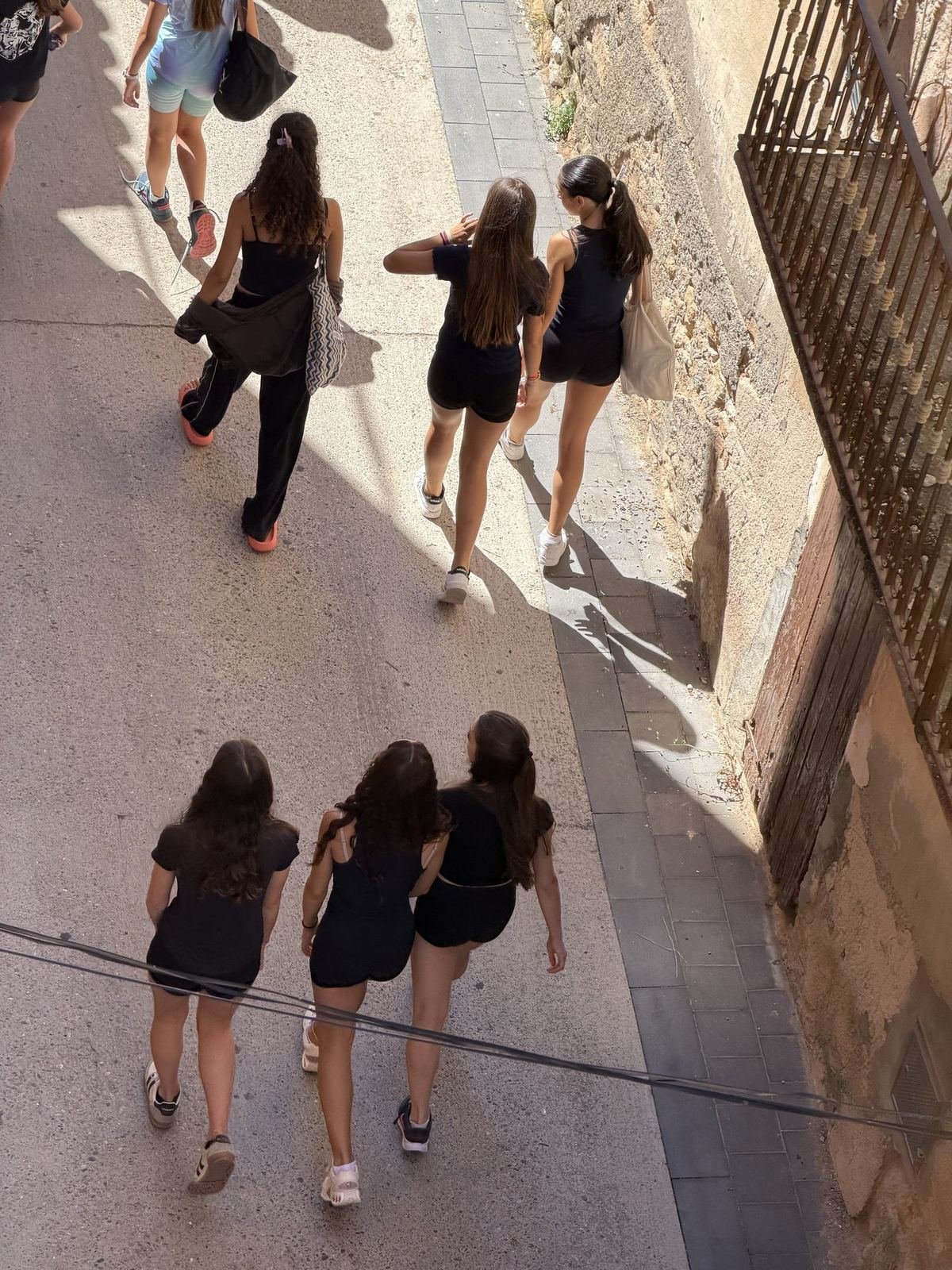 Grup d'alumnes caminant pel carrer cap a classe